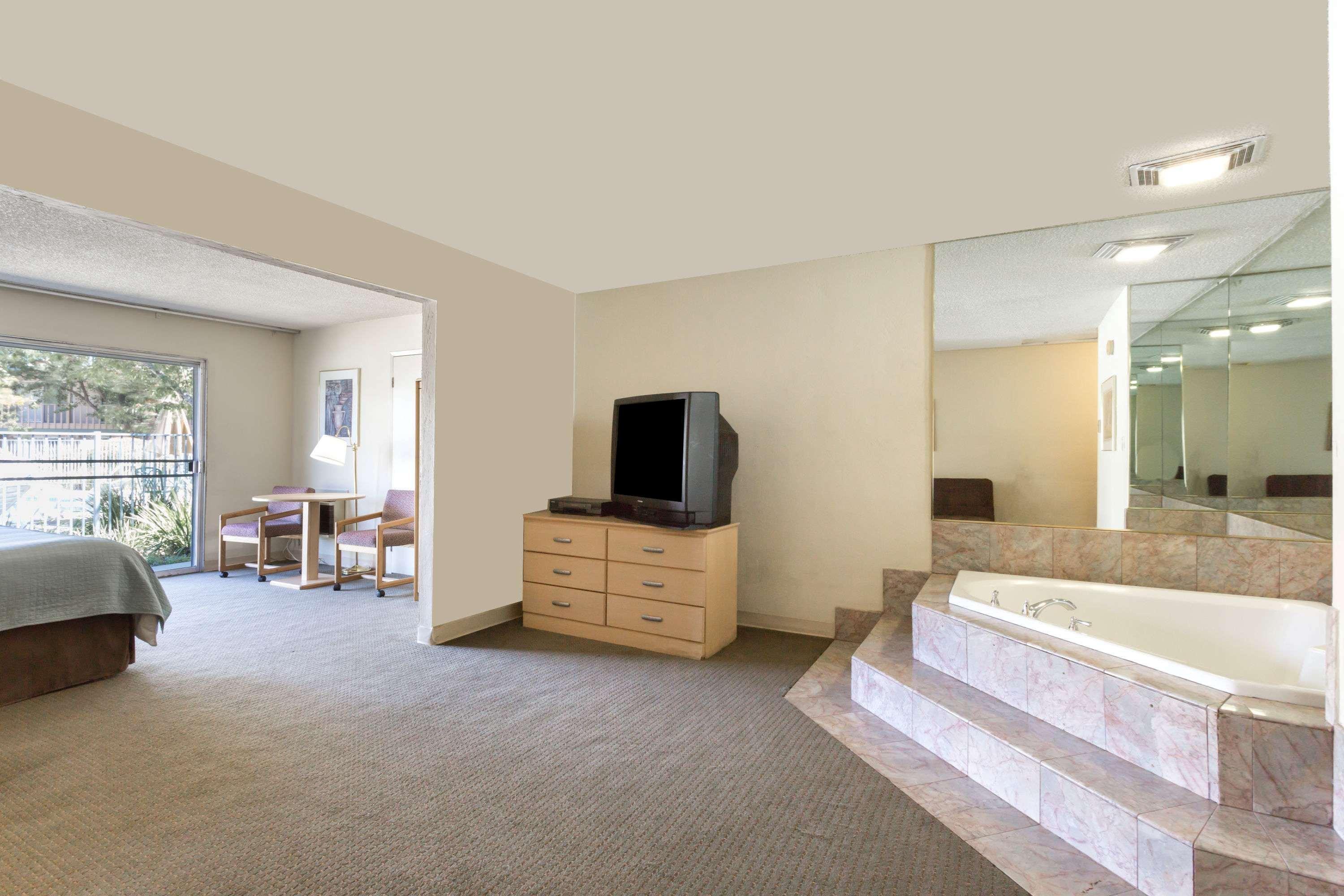 Days Inn By Wyndham Novato/San Francisco Buitenkant foto